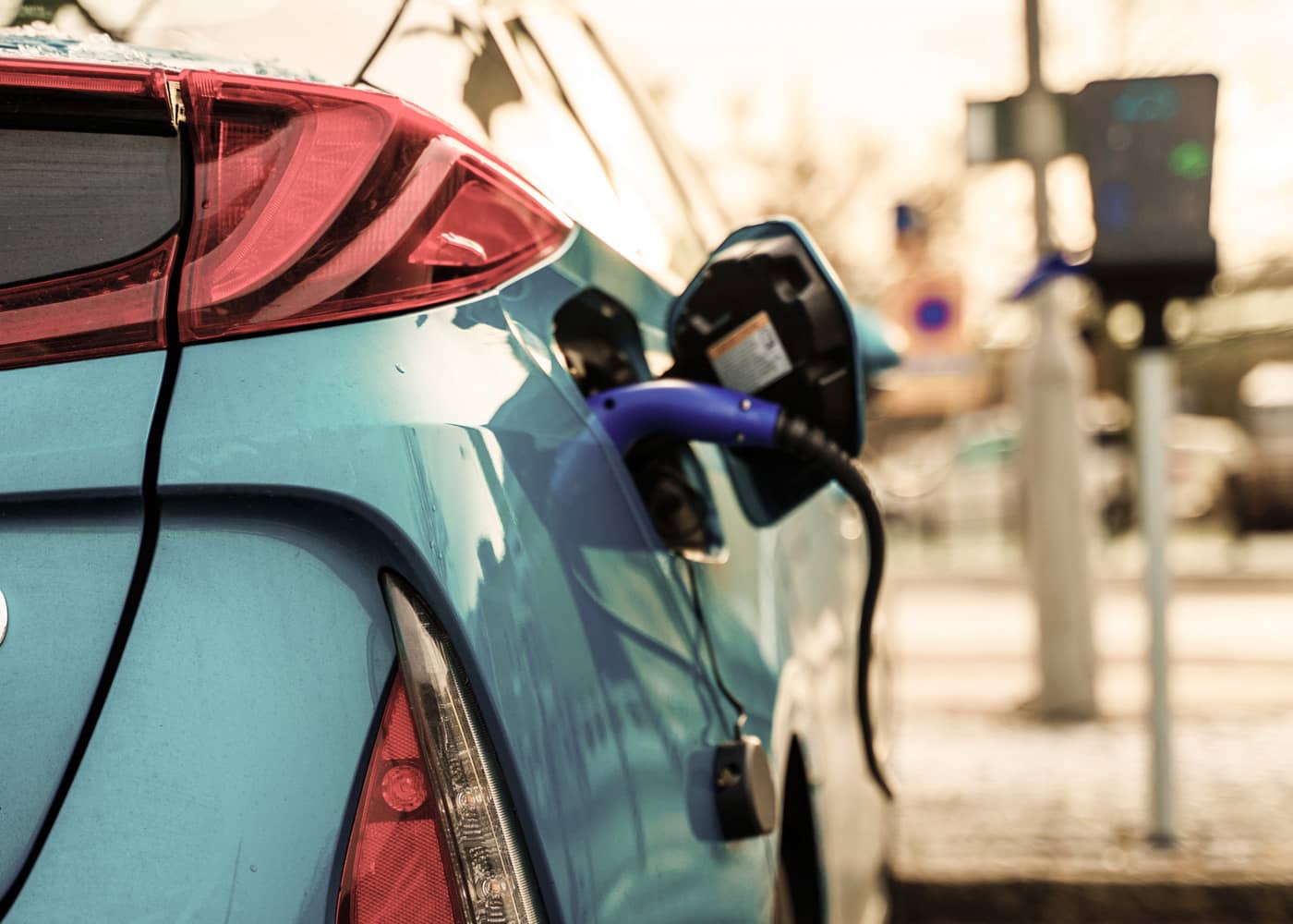 Electric vehicle charging port and battery system